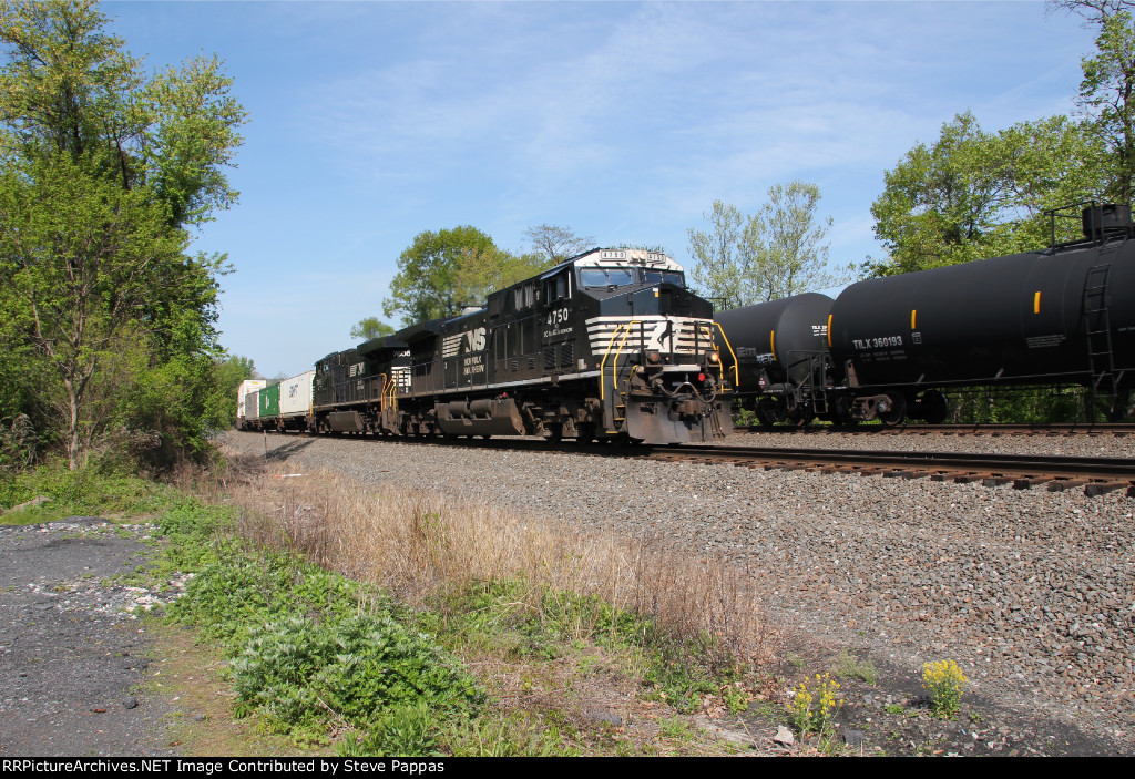 NS 4750 leads train 28X down the siding at Cove PA